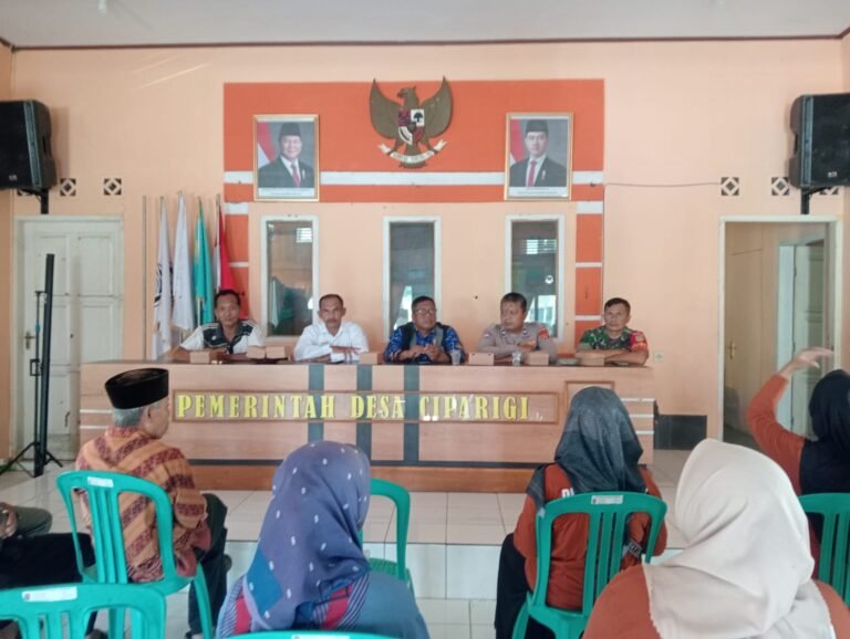 Polsek Sukadana Polres Ciamis Monitoring Acara Rapat Minggon Desa Ciparigi