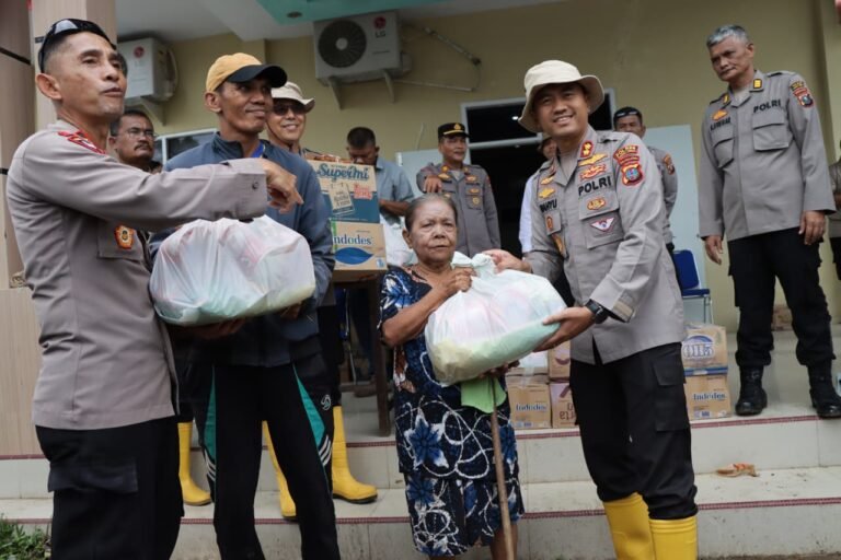 118 Warga Rusunawa dan 21 Pengungsi Terima Bantuan Sembako dari Polres Tapteng