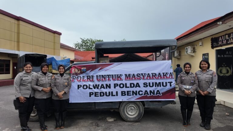 Uluran Tangan di Tengah Longsor Sibolga, Polwan Polda Sumut Hadir Menguatkan Warga