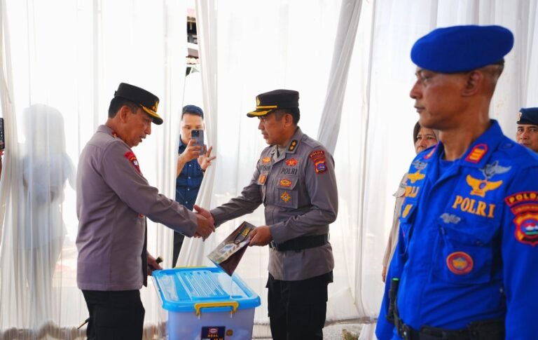 Kapolri Beri Motivasi dan Apresiasi kepada Anggota Polri Terdampak Bencana di Sumbar