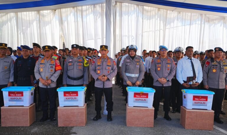 Wujud Empati, Kapolri Beri Bantuan kepada Anggota Polri Korban Bencana di Sumbar