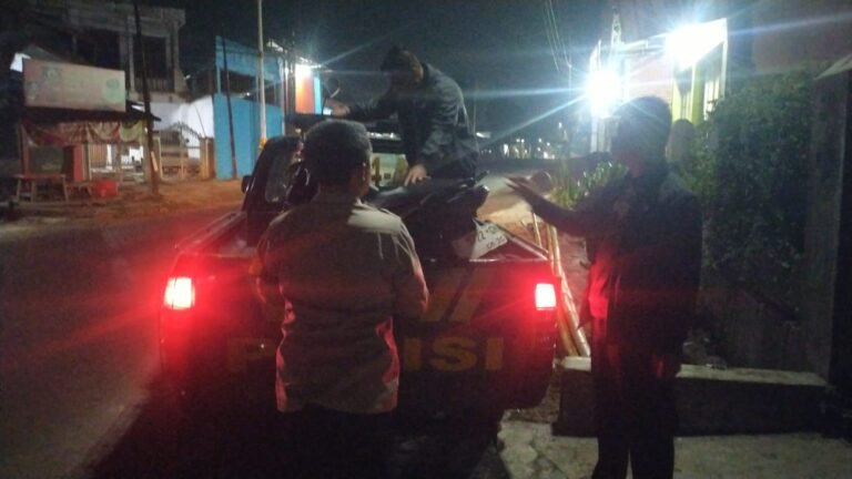 Polsek Karangpawitan Evakuasi Korban Jatuh dari Pohon Muncang