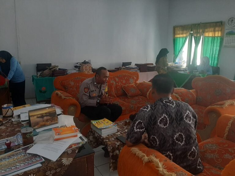 Perkuat Sinergitas, Polsek Cikoneng Polres Ciamis Datangi SD Negeri 1 Gunungcupu