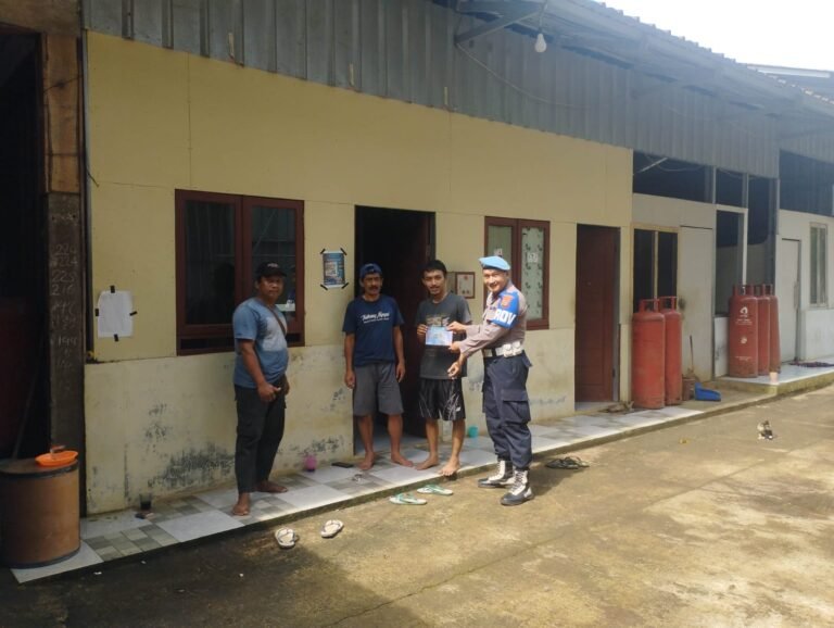 Tingkatkan Profesionalitas, Polsek Sukadana Bagikan Barcode Propam Polri di Area Publik