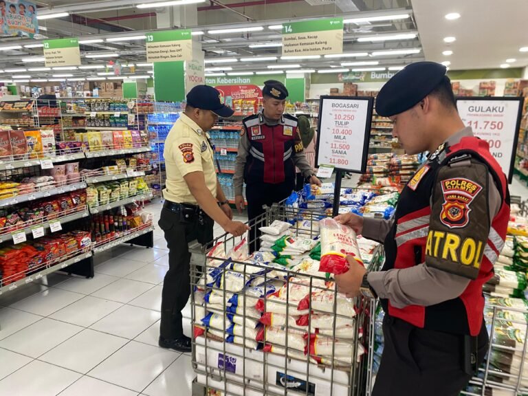 Pastikan Stok Aman Jelang Nataru, Polres Ciamis Awasi Bahan Pokok di Toserba Yogya Cikoneng