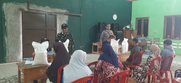 Polsek Kawali Polres Ciamis Awasi Distribusi Bantuan Pangan ke Warga Lumbung