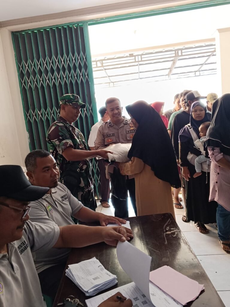 Polsek Rajadesa Polres Ciamis Awasi Distribusi Bantuan Pangan ke Warga Sirnabaya