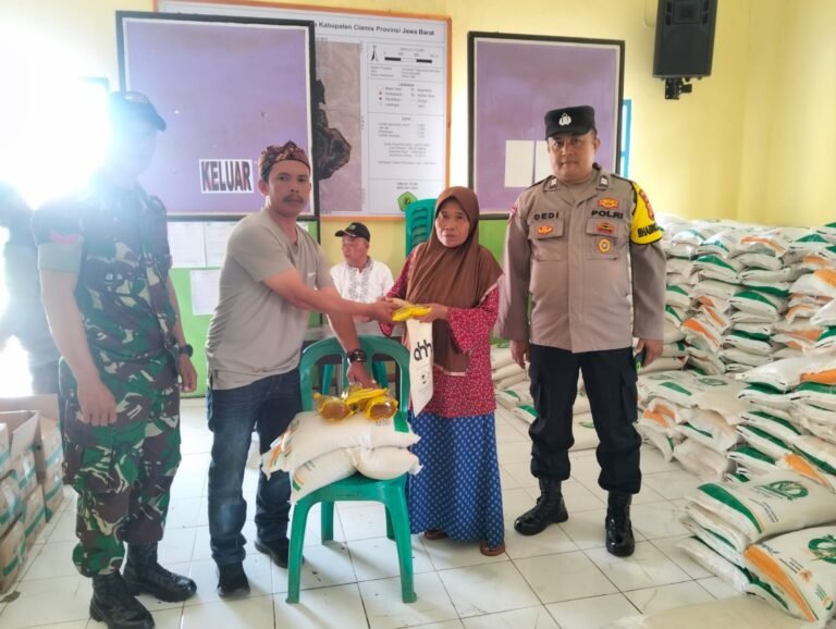 Polsek Kawali Polres Ciamis Awasi Distribusi Bantuan Pangan ke Warga Mulyasari