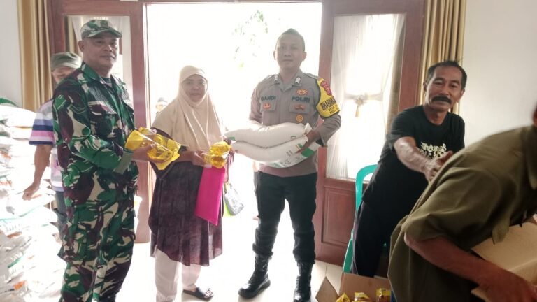 Polsek Sukadana Polres Ciamis Awasi Distribusi Bantuan Pangan ke Warga Sukadana