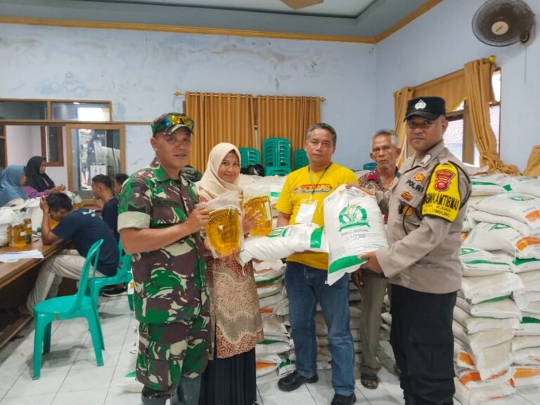 Polsek Kawali Polres Ciamis Awasi Distribusi Bantuan Pangan ke Warga Rawa