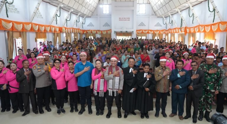 Kapolda Sumut dan Bhayangkari Hadirkan Kehangatan Natal bagi Korban Banjir dan Longsor di Humbahas