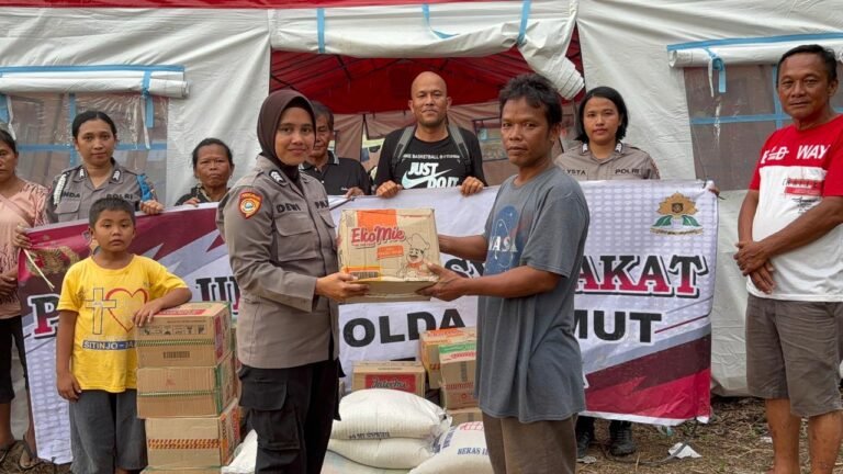 Polwan Polres Sibolga Salurkan Bansos untuk Korban Longsor, Hadir Ringankan Beban Warga