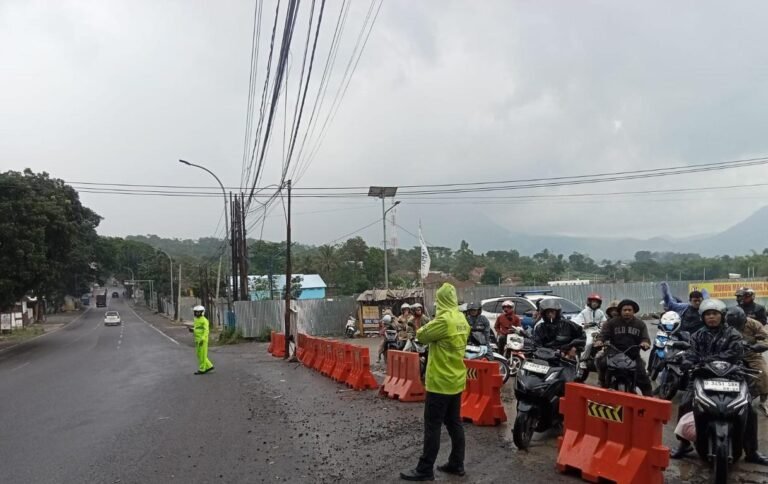 Hari Pertama Operasi Lilin Lodaya 2025, Polres Garut Laksanakan Tiga Kali One Way