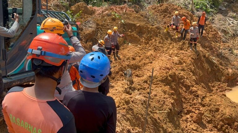 Polsatwa K-9 Ditsamapta Polda Sumut Terus Berupaya Maksimalkan Pencarian Korban Longsor di Tapanuli Selatan