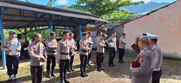 Personel Pam Ops Lilin Lodaya 2025 Polres Ciamis Apel Pagi di Pos Pelayanan Cihaurbeuti