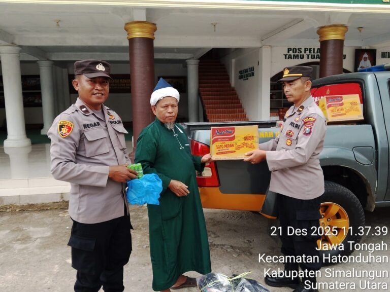 Peduli Korban Bencana, Polsek Tanah Jawa Salurkan Bantuan Lewat Tuan Guru Batak