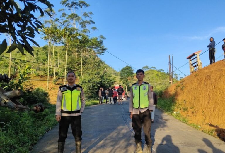 Polsek Banjarwangi Polres Garut Amankan Lokasi Tiang Listrik Tumbang