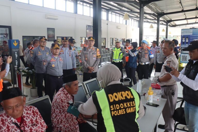 Kapolres Garut Pimpin Ramp Check Kendaraan Angkutan Umum di Terminal Guntur