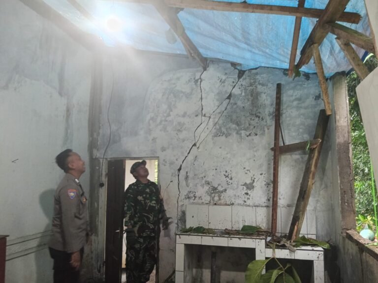 Polri Siaga Bencana, Polsek Sukadama Polres Ciamis Bantu Evakuasi Pohon Tumbang ke Rumah Warga