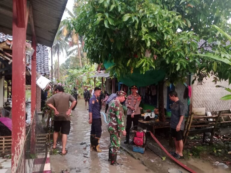 Hujan Deras Hingga Banjir, Polsek Banjarsari Datangi Tiga Rumah Warga Terdampak di Ciherang