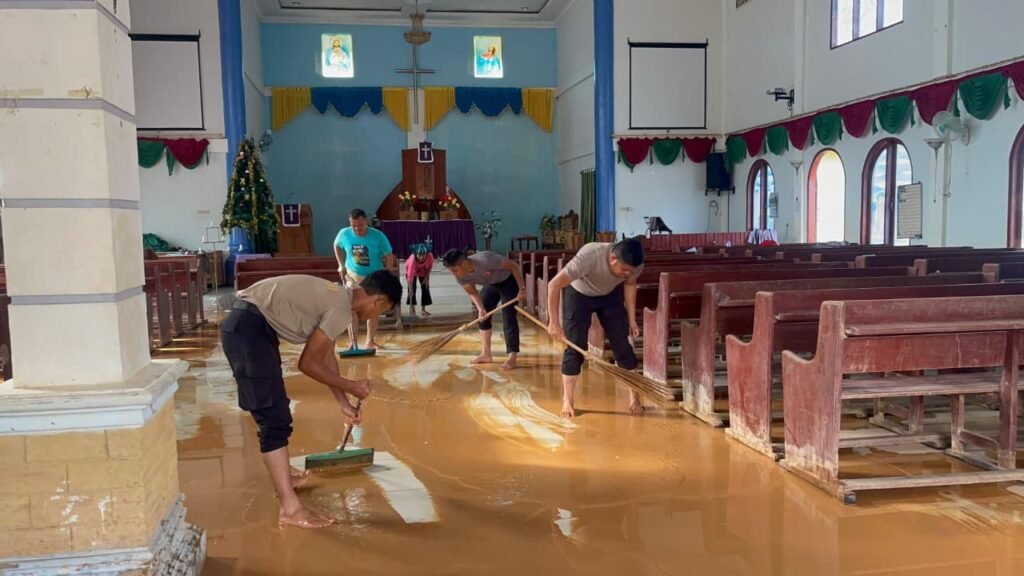 Polda Sumut Bersihkan Gereja HKBP Hutanabolon dan Ikut Ibadah Natal Bersama Warga