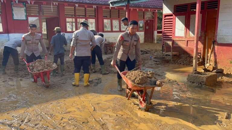 Sekolah Terdampak Bencana Dibersihkan, Polda Sumut Fokus Pulihkan Dunia Pendidikan