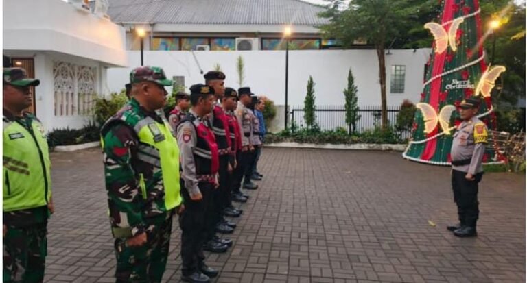 Jelang Misa Natal 2025, Polres Ciamis Terjunkan Personel Sterilisasi ke Gereja St. Yohanes Pembabtis