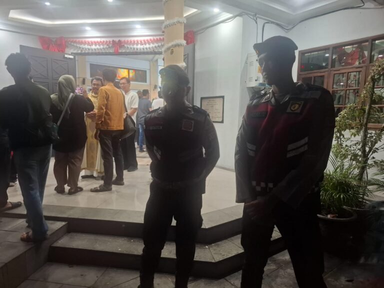 Polres Ciamis Beri Pengamanan Gereja St. Yohanes Pembabtis di Malam Natal 2025