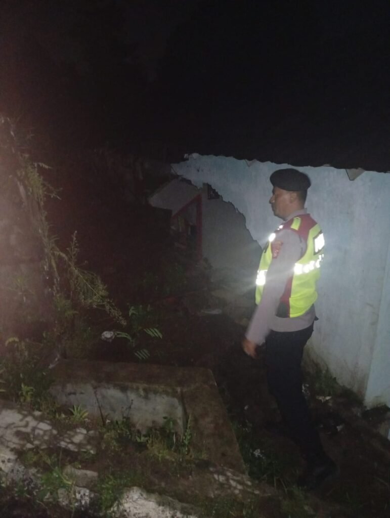 Polsek Cilawu Polres Garut Lakukan Pengecekan TKP Tanah Longsor