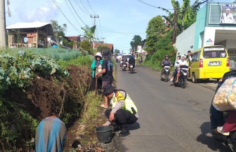 Polsek Pasirwangi Bersama Komunitas Angkot dan Warga Gotong Royong Bersihkan Selokan