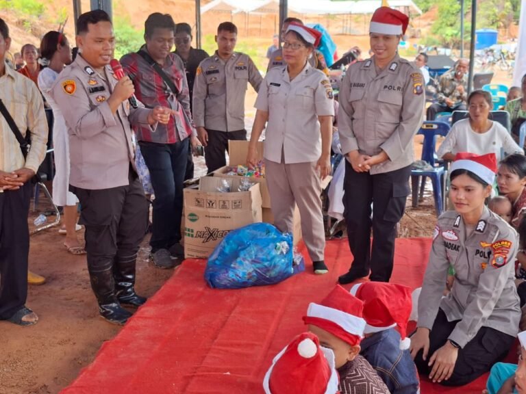 Polres Tapteng Gelar Perayaan Natal Bersama Pengungsi Korban Bencana Alam di Posko Sipange Hutanabolon
