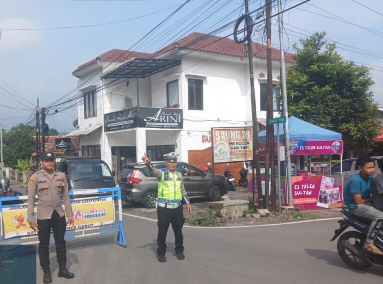 Satlantas Polres Garut Terapkan One Way untuk Urai Kepadatan Arus Lalu Lintas Pasca Libur Natal