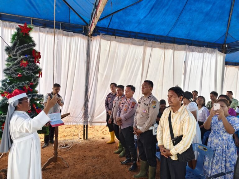 Polres Tapteng Fasilitasi Perayaan Natal Bersama Pengungsi Korban Bencana Alam di Hutanabolon