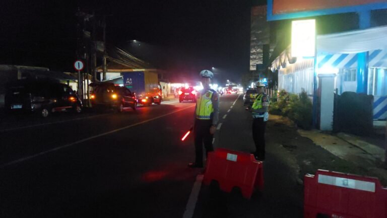 Malam Perayaan Hari Natal 2025, Situasi Arus Lalu Lintas di Ciamis Masih Terpantau Ramai Lancar