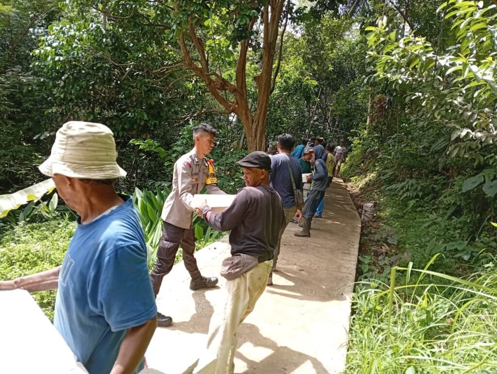 Polsek Cikoneng Bersama Warga Laksanakan Kerja Bakti Renovasi Rumah Warga Kurang Mampu, Wujud Kepedulian dan Kehadiran Polri di Tengah Masyarakat