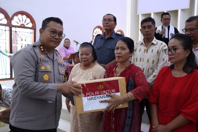 Keluarga Besar Polres Sibolga Laksanakan Natal Bersama Dengan Masyarakat, Bagikan Paket Natal Polri Kepada Warga Terdampak Banjir Dan Longsor