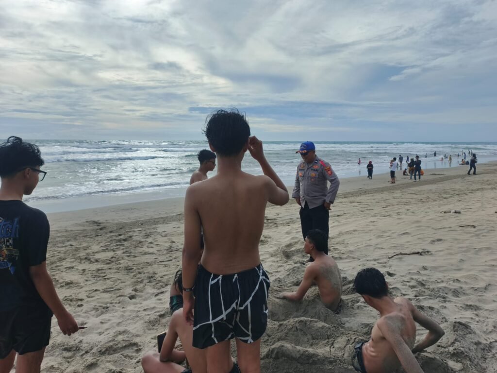 Sat Polairud Polres Garut Berikan Himbauan kepada Wisatawan Pantai Selatan