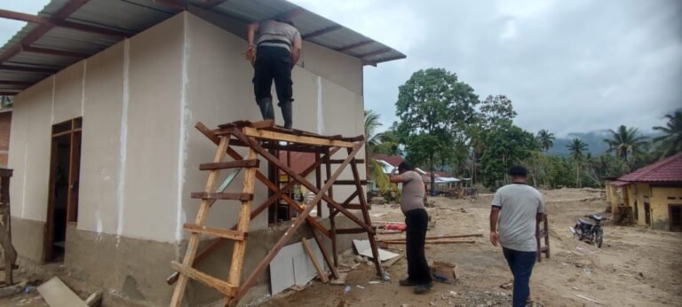 Brimob Polda Sumut Bersama Warga Percepat Pembangunan Hunian Sementara Korban Banjir di Tapsel