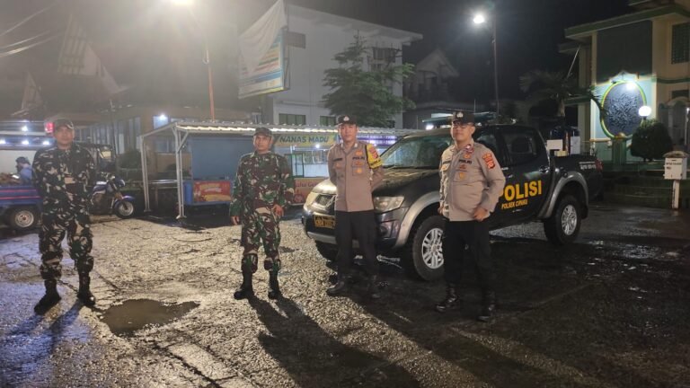 Humanis, Polsek Cipaku Polres Ciamis Patroli Dialogis Beri Kenyamanan Warga Saat Malam Hari