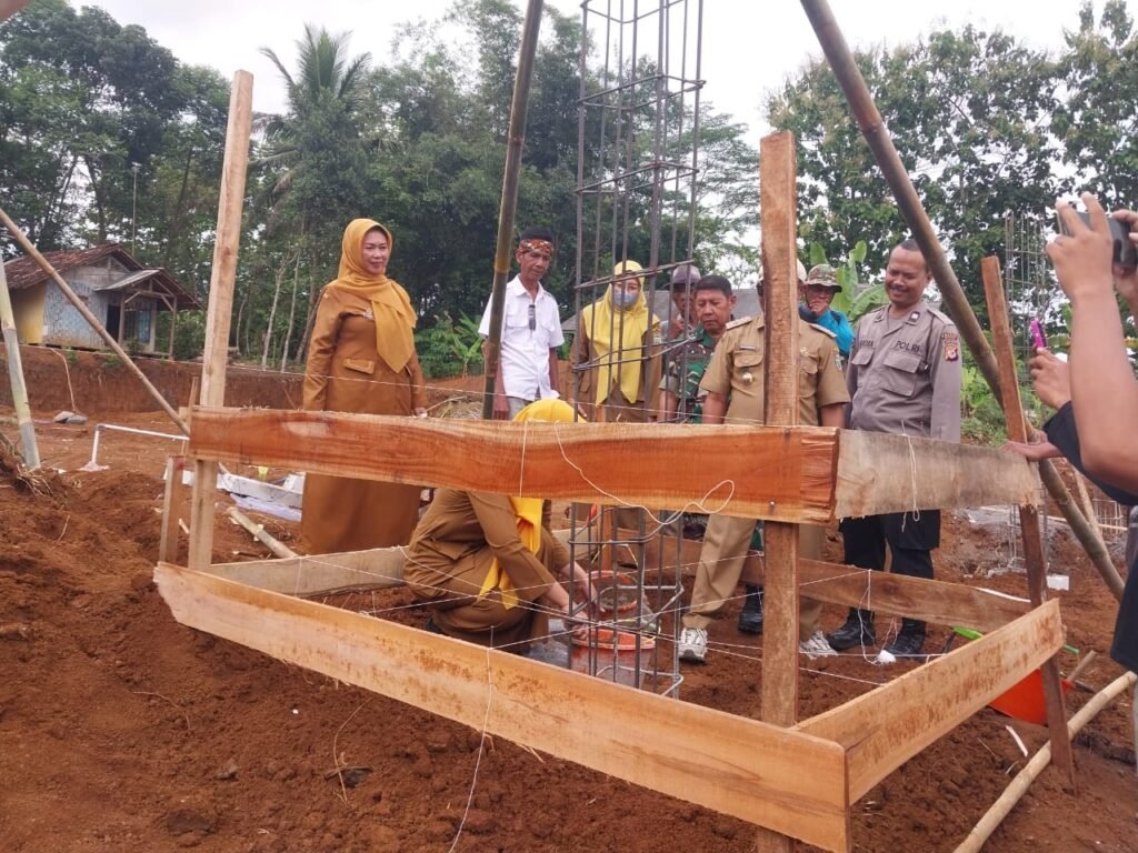 Polsek Cimaragas Polres Ciamis Kawal Peletakan Batu Pertama Pembangunan Gedung KDMP, Wujud Sinergi Jaga Kondusivitas Pembangunan Desa