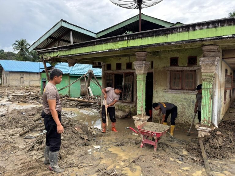 Tak Kenal Lelah, Polda Sumut Terus Bantu Bersihkan Rumah Warga Terdampak Banjir di Batang Toru