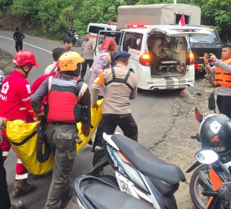 Polsek Cibatu Bersama Tim SAR Evakuasi Korban Tenggelam di Sungai Cimanuk