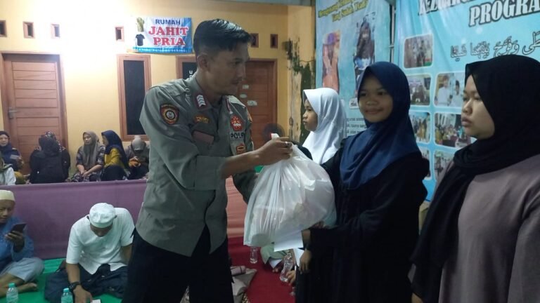 Merajut Iman dan Kepedulian: Polisi Bersama Squad Hijrah Gelar Pengajian Jelang Tahun Baru di Tasikmalaya.