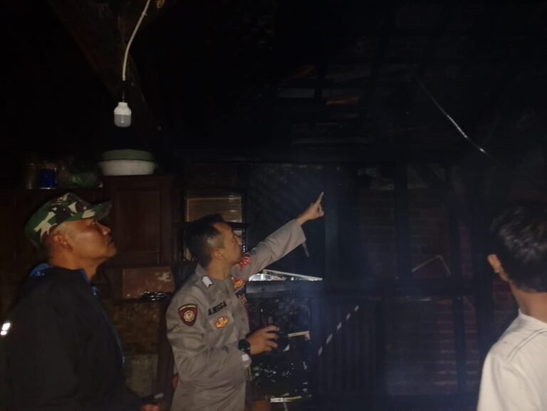 Polsek Samarang Amankan TKP Kebakaran Rumah Semi Permanen di Desa Cintakarya