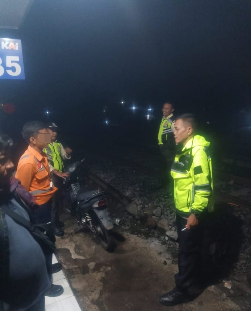 Kapolsek Cibatu Amankan Petugas Jaga Perlintasan Kereta Api Diduga Mabuk