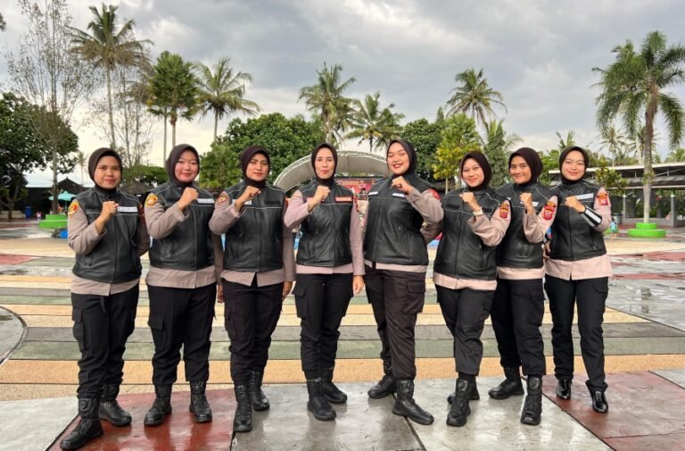 Sapa Wisatawan dengan Senyum, Polwan Polres Garut Laksanakan Patroli Wisata Cipanas