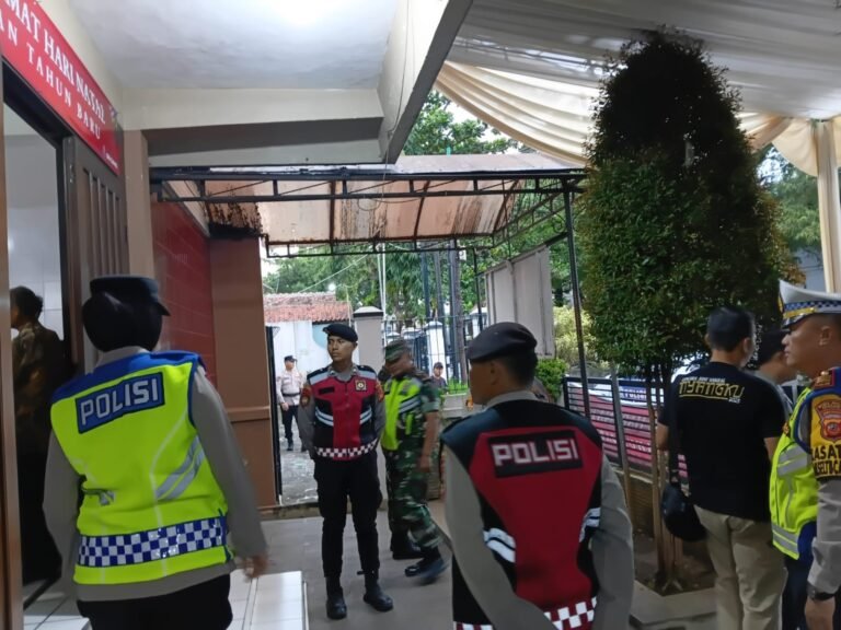 Satgas Preventif Polres Ciamis Beri Pengamanan Ibadah Malam Tahun Baru di GKI Ciamis