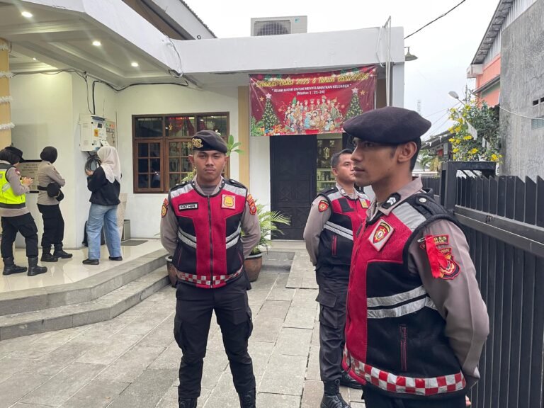 Satgas Preventif Polres Ciamis Beri Pengamanan Ibadah Malam Tahun Baru di St. Yohanes Pembabtis