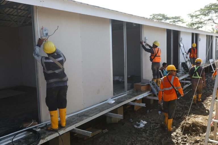 Danantara Sinergikan BUMN Bangun Huntara di Aceh Tamiang, PLN Sambung Listrik untuk Semua Rumah dan Fasum