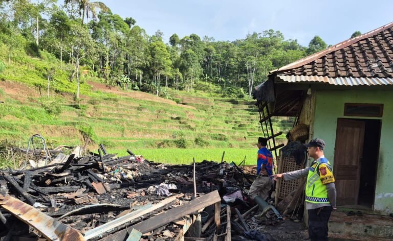 Polsek Banjarwangi Cek TKP Kebakaran Rumah Panggung di Desa Kadongdong